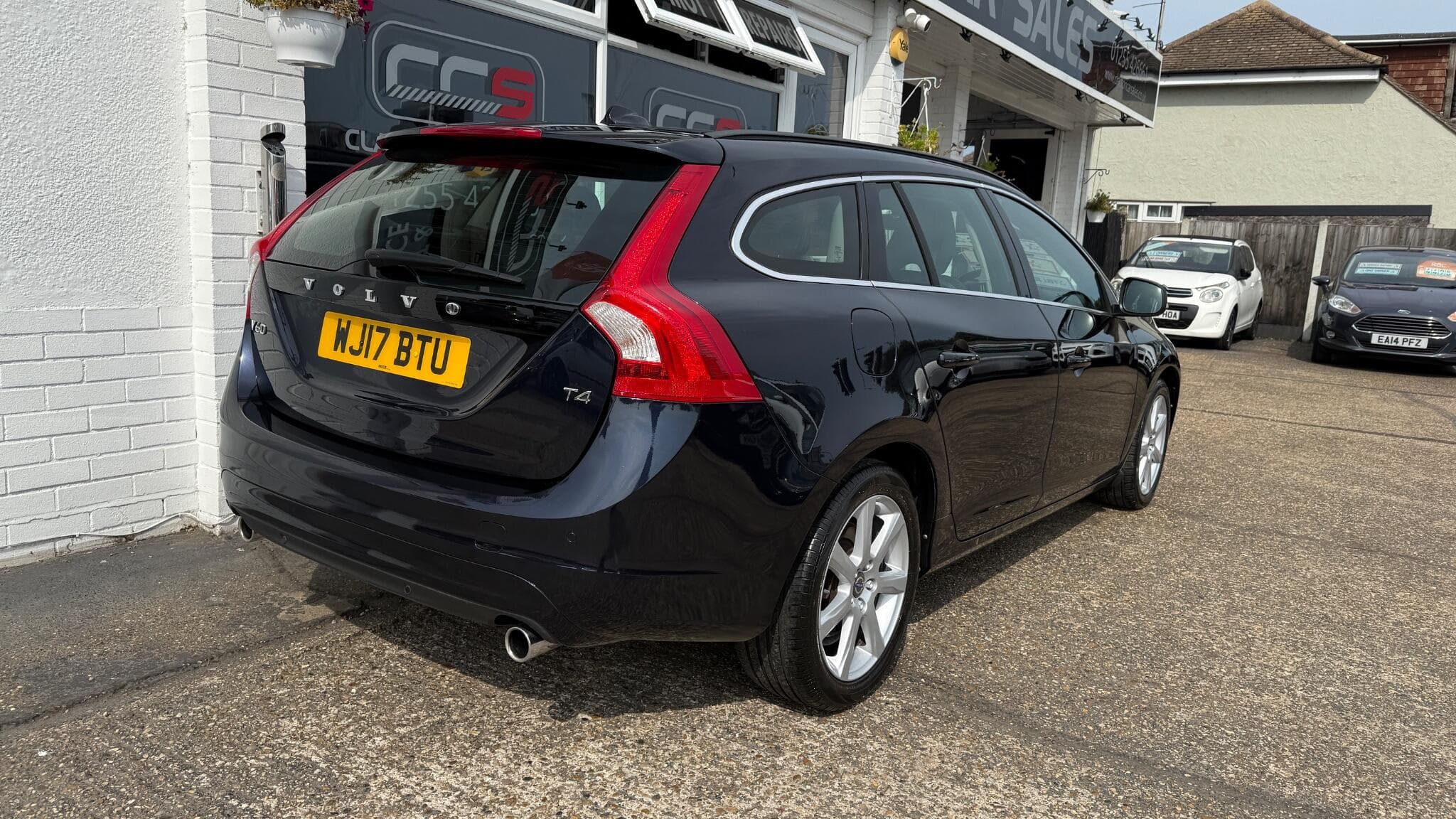 2017 Volvo V60 - Image 6