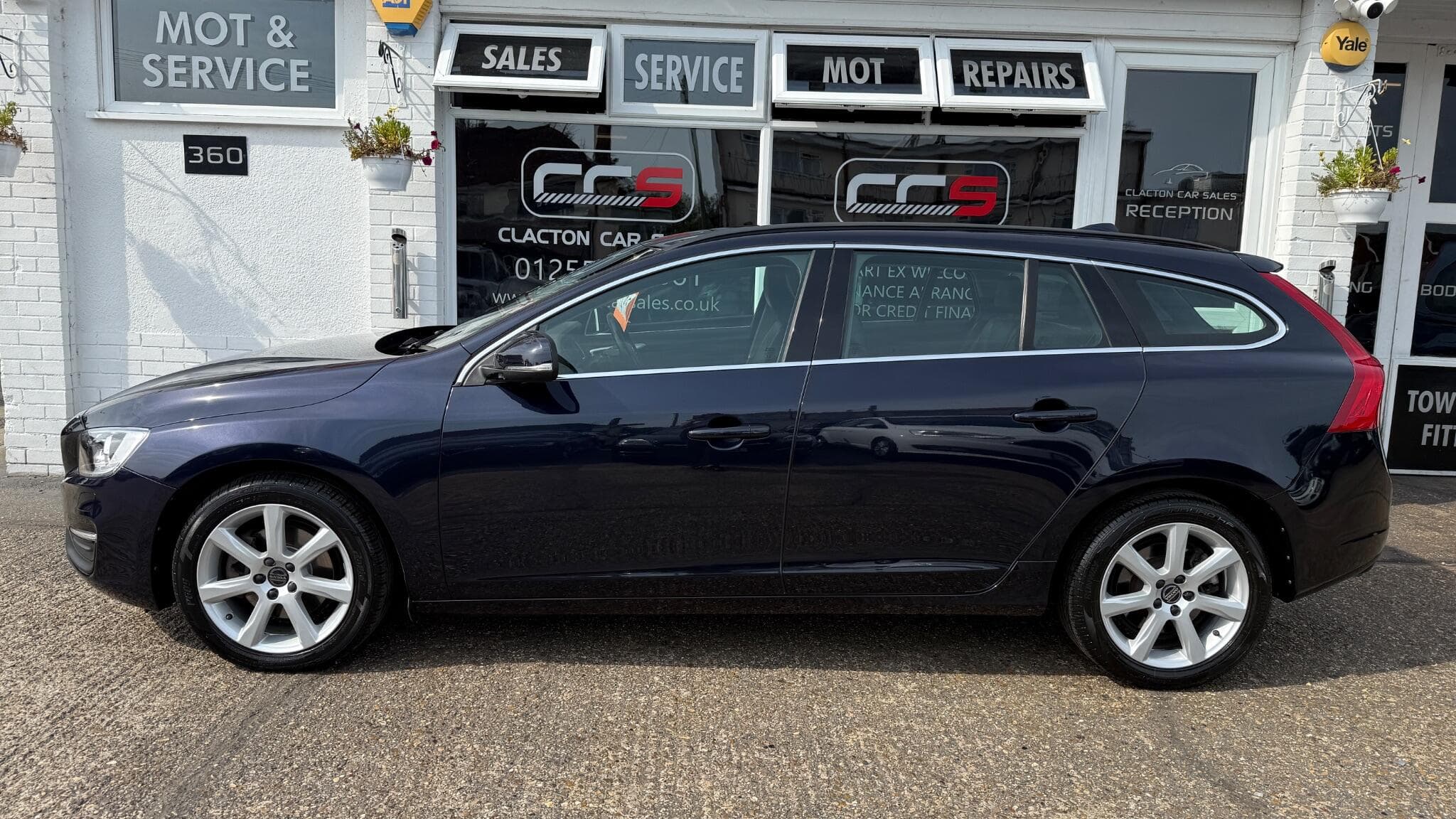 2017 Volvo V60 - Image 4