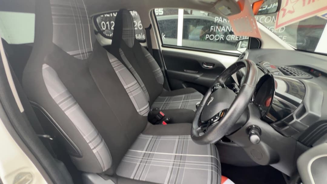 Car Image 10
