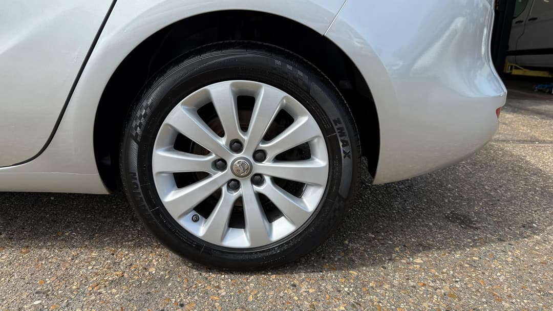 Car Image 21