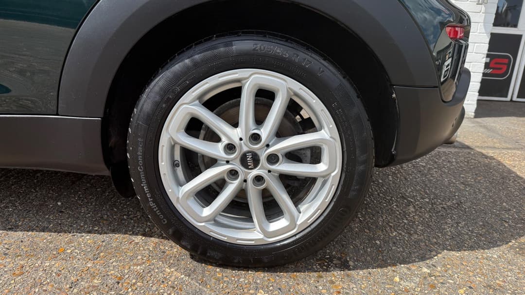 Car Image 18