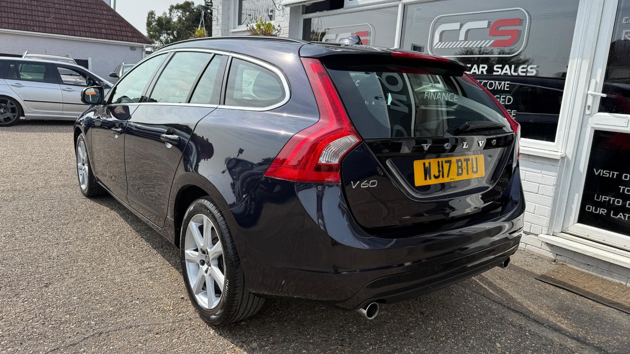 2017 Volvo V60 - Image 5
