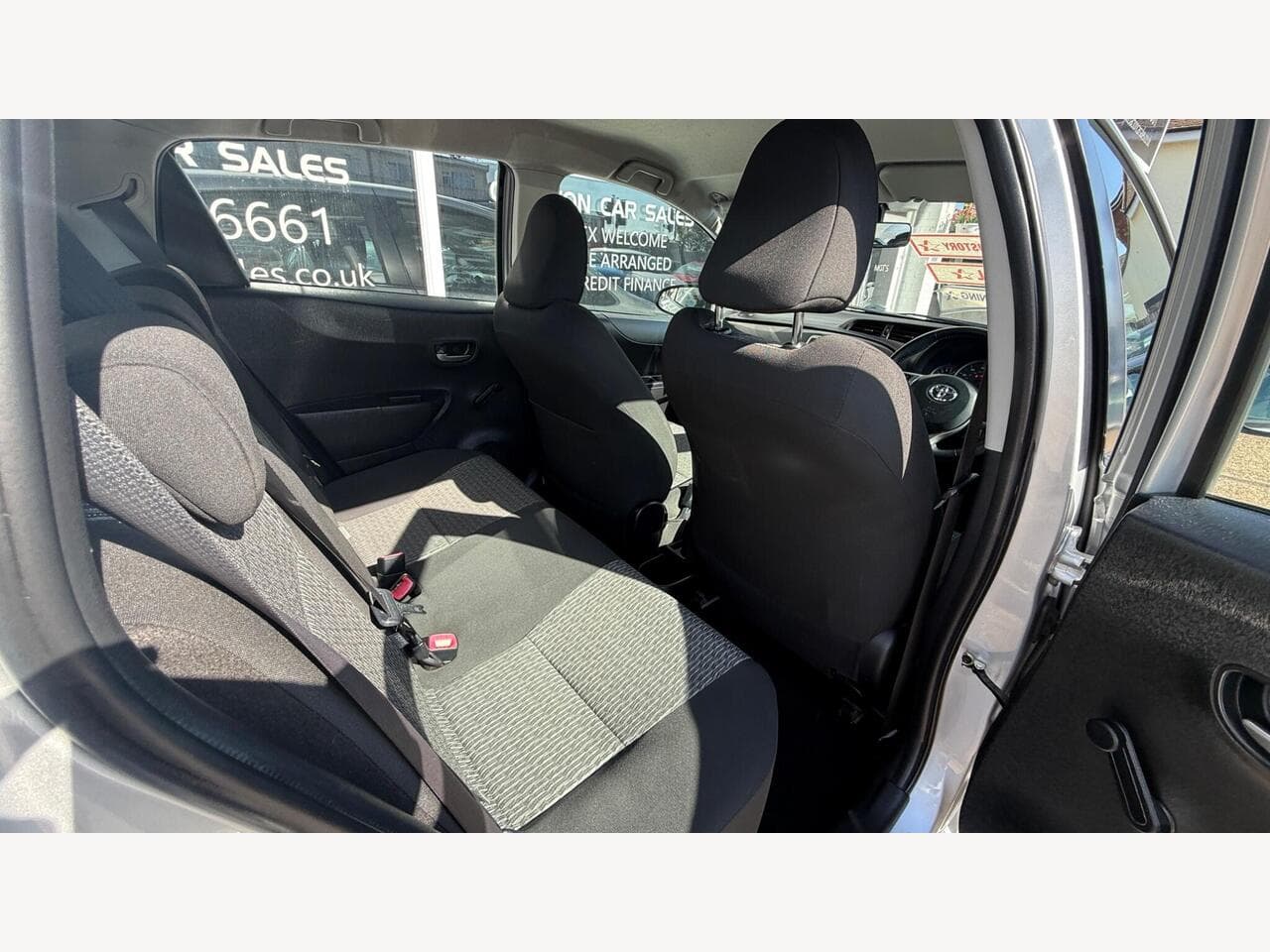 Toyota Yaris thumbnail 11