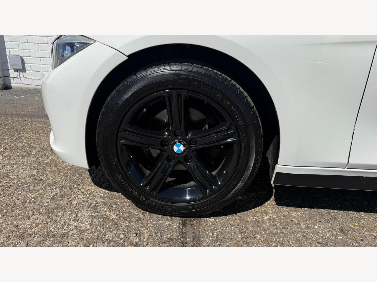 BMW 3 Series thumbnail 19