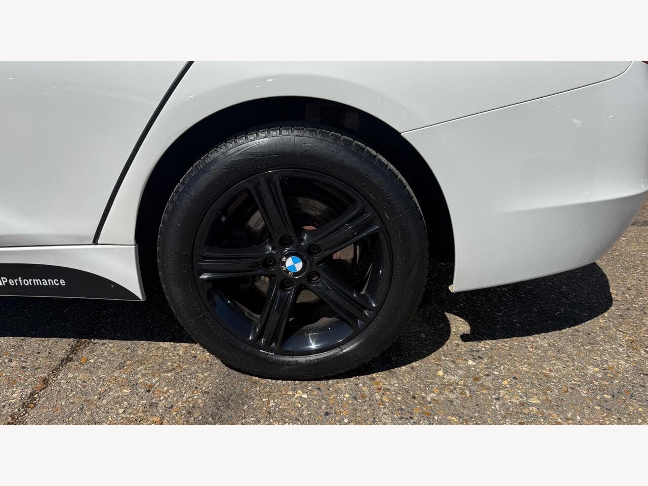 BMW 3 Series thumbnail 18